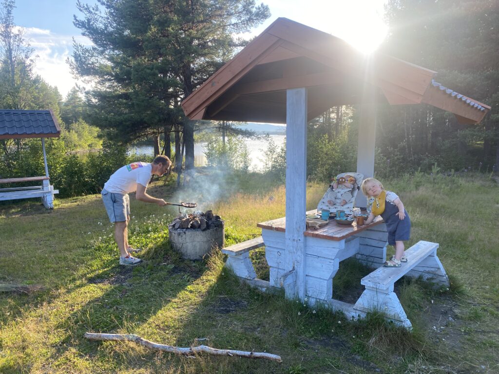 Buitenleven in Zweden. Picknick en een vuurtje