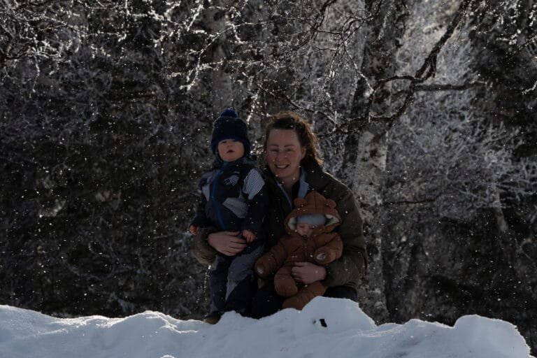 Een portretfoto moeder met twee zoontjes in winterwonderland Zweden