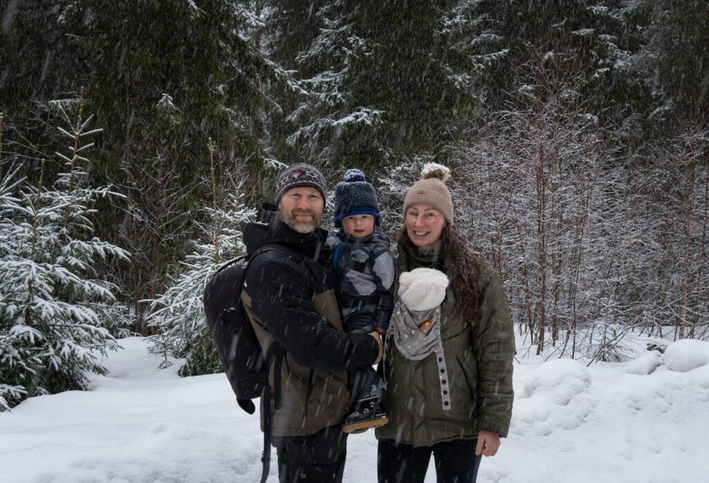 Een gezin in het winterse Zweden op avontuur