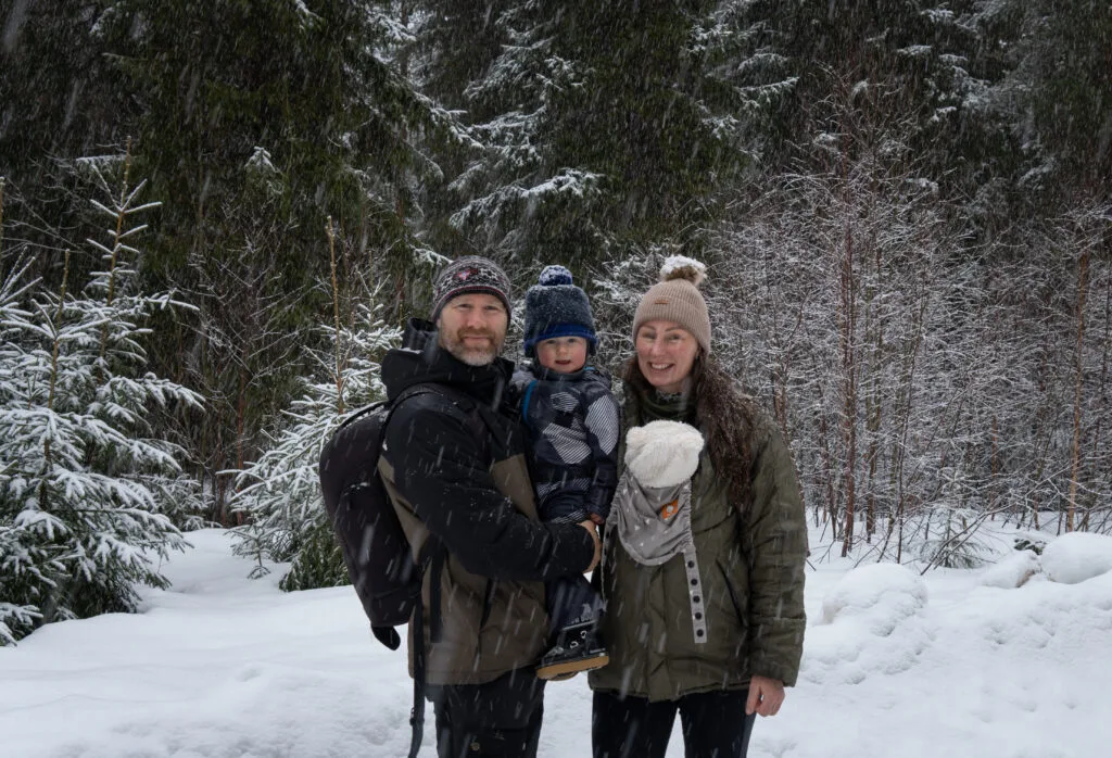Een gezin in het winterse Zweden op avontuur