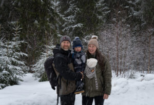 Een gezin in het winterse Zweden op avontuur