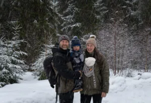 Een gezin in het winterse Zweden op avontuur