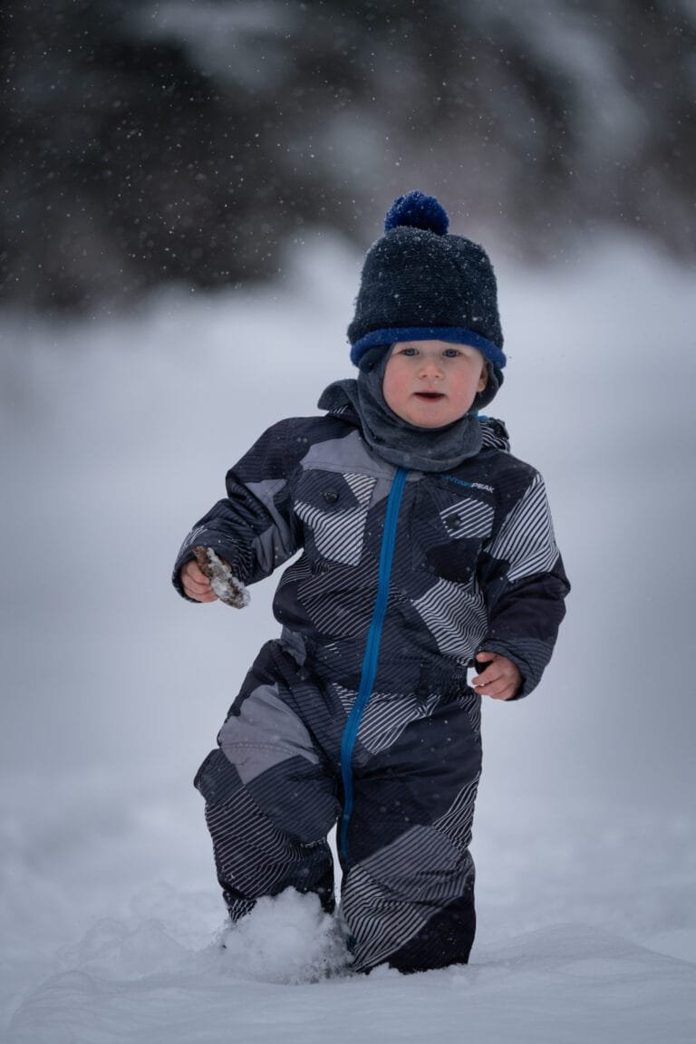 Een jong kind beleeft een sneeuwavontuur in Zweden.