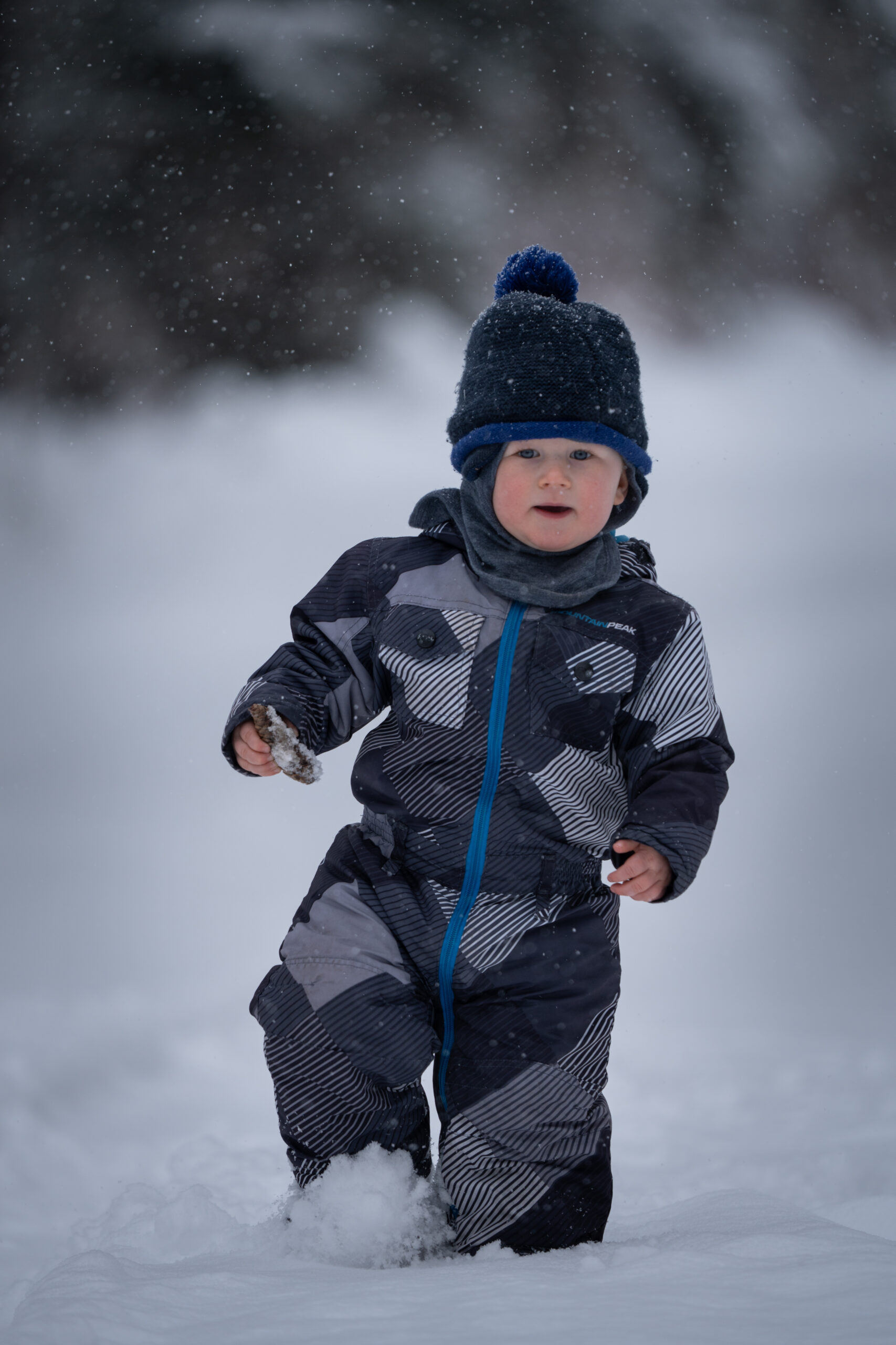 Een jong kind beleeft een sneeuwavontuur in Zweden.