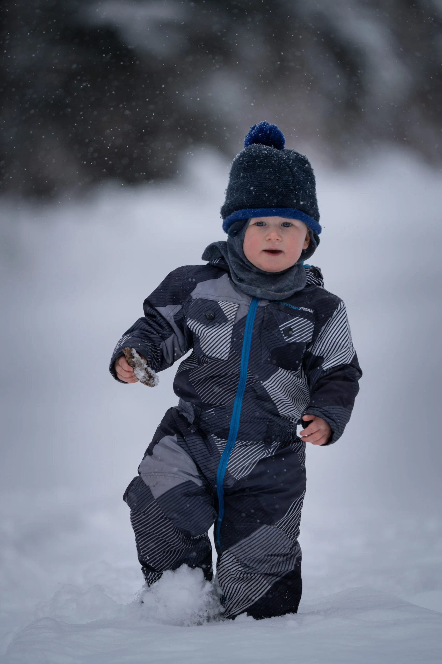 Een jong kind beleeft een sneeuwavontuur in Zweden.