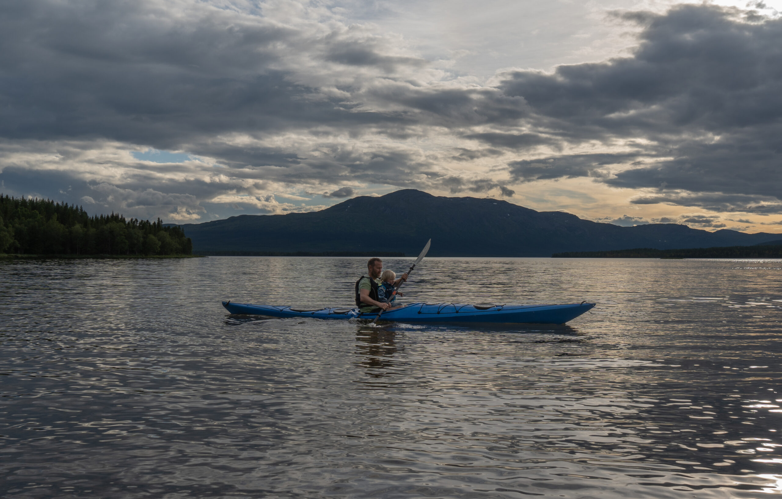 Kanoen op een zweeds meer middenin de natuur