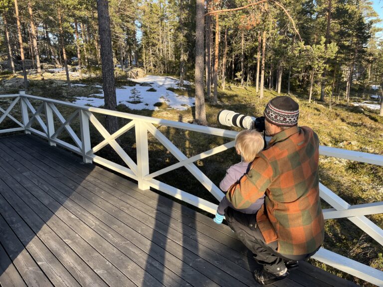 Bart achter de camera om wildlife te fotograferen in Zweden