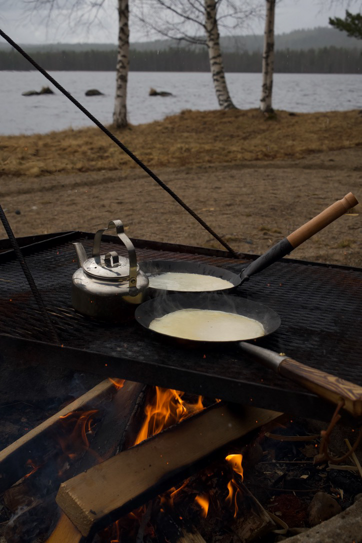 Pannekoeken bakken over open vuur in zweden gezinsvakantie