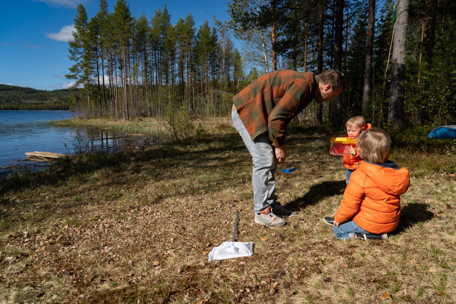 Vader met twee zoons, kindervakantie aan het zweedse water