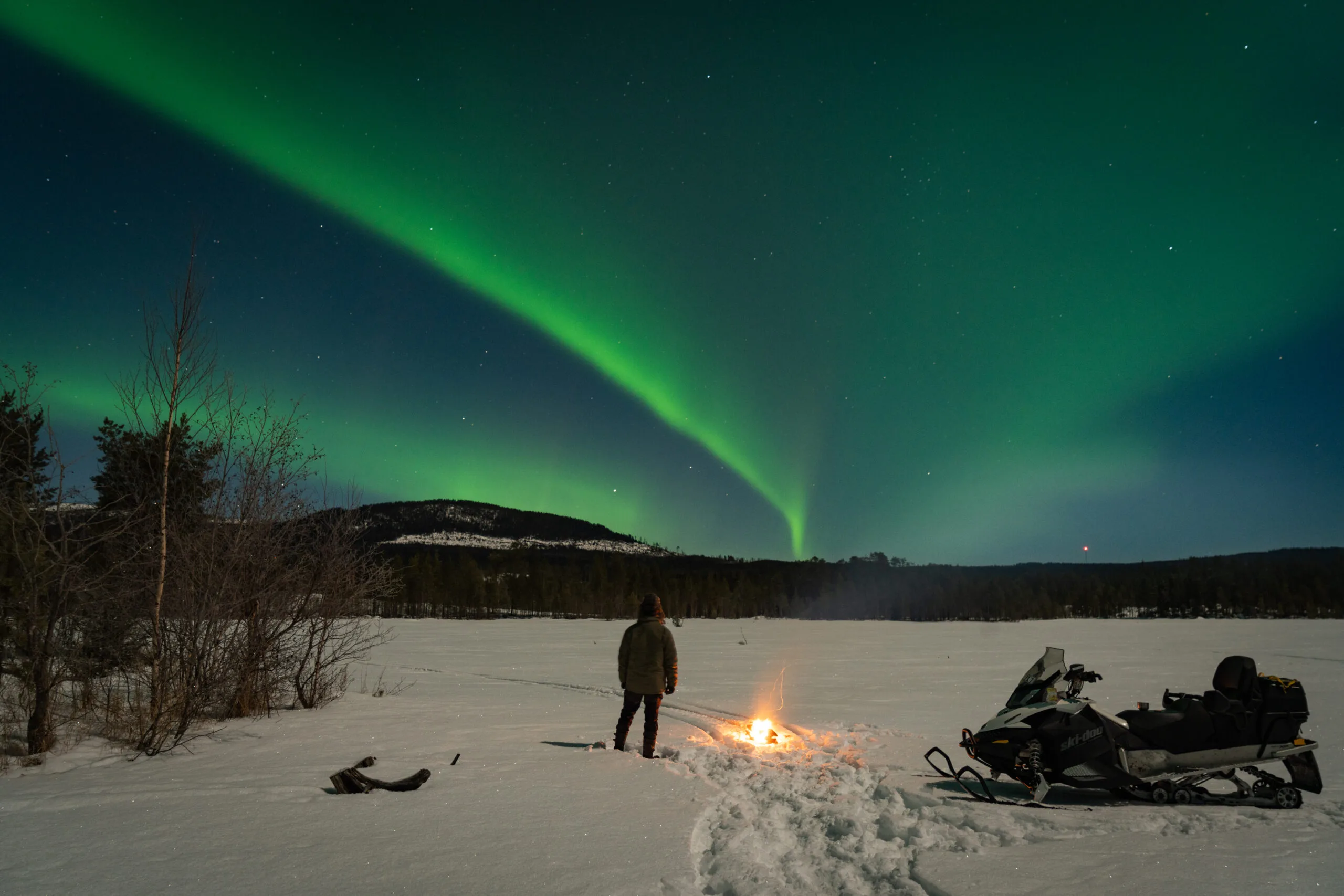 Een noorderlichtfoto gemaakt vanaf het ijs bij Friluft Sweden