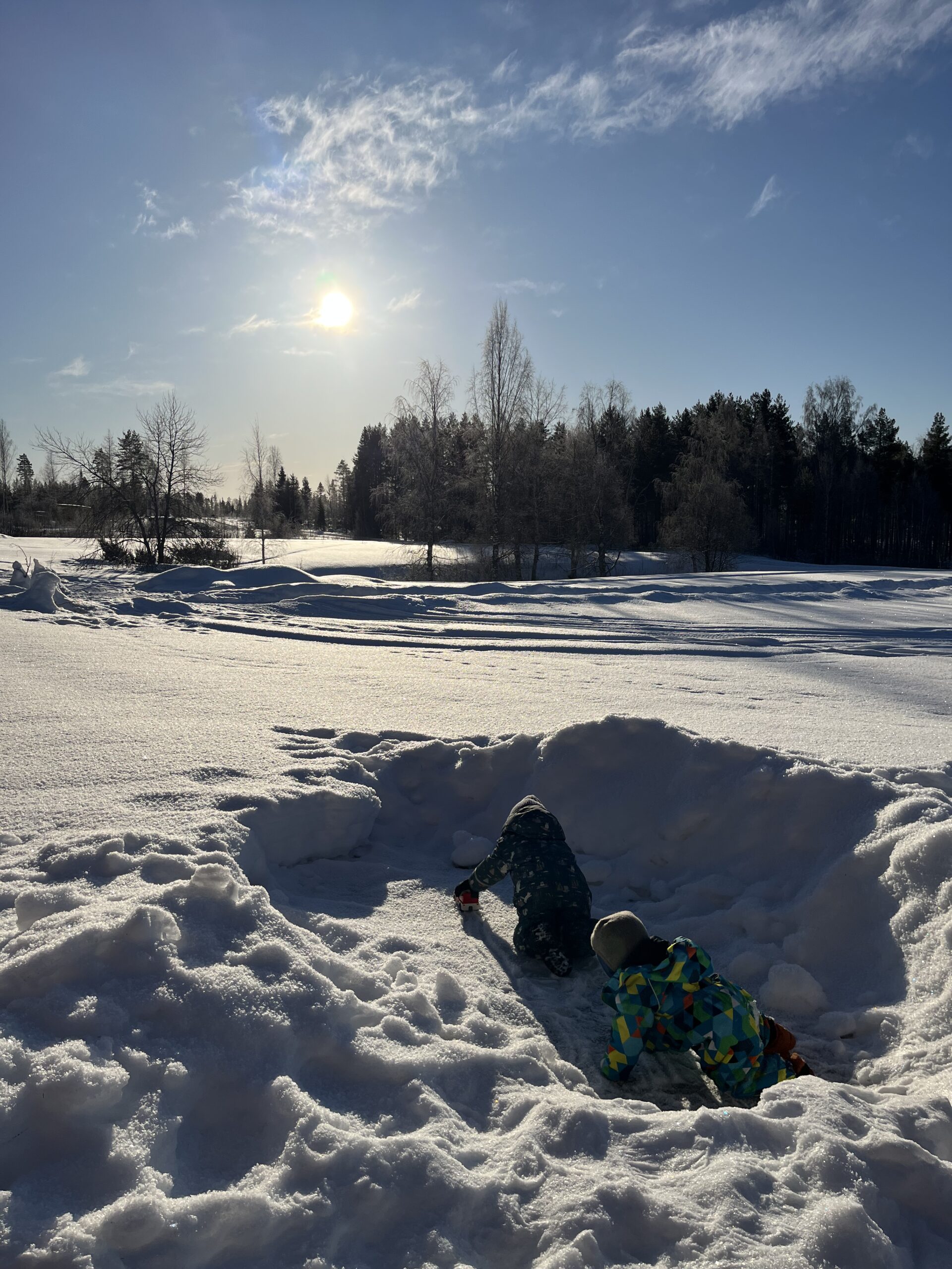 Kinderen die een sneeuwhol gemaakt hebben in de winter in Zweden bij Friluft Sweden