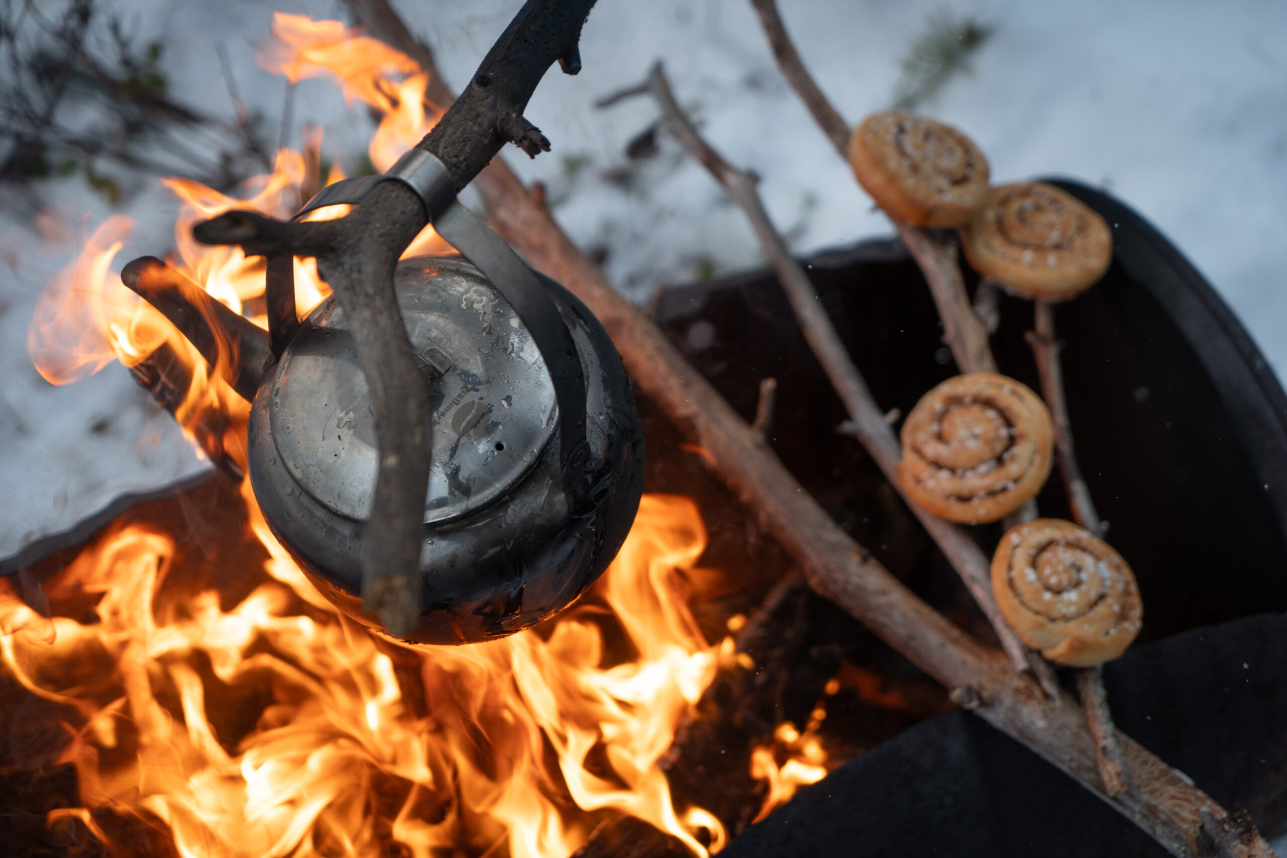 Kanelbullar en thee boven open vuur. Tijd voor Fika