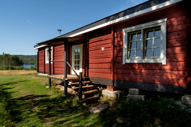 Het vakantiehuis van Friluft Sweden in de zomer in Zweden met uitzicht op het meer