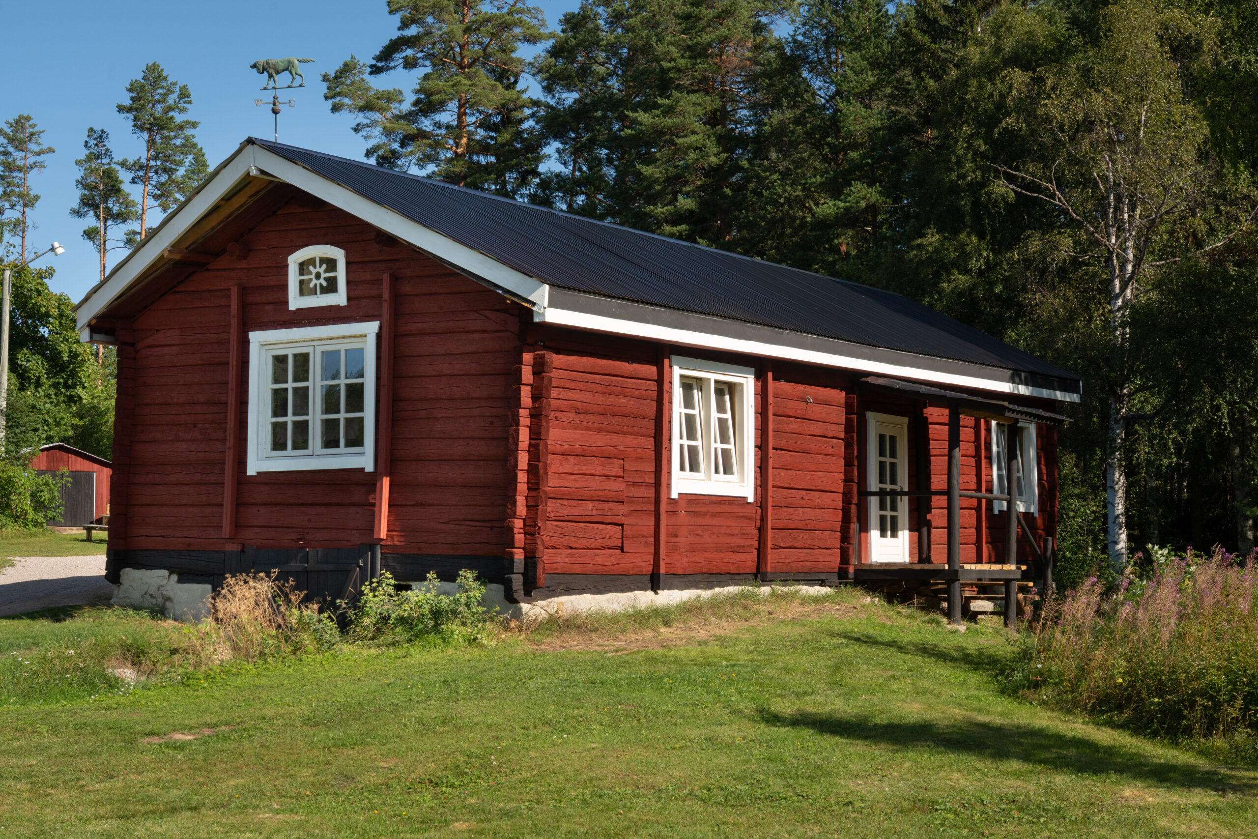 Vooraanzicht van het vakantiehuis van Friluft Sweden in de zomer