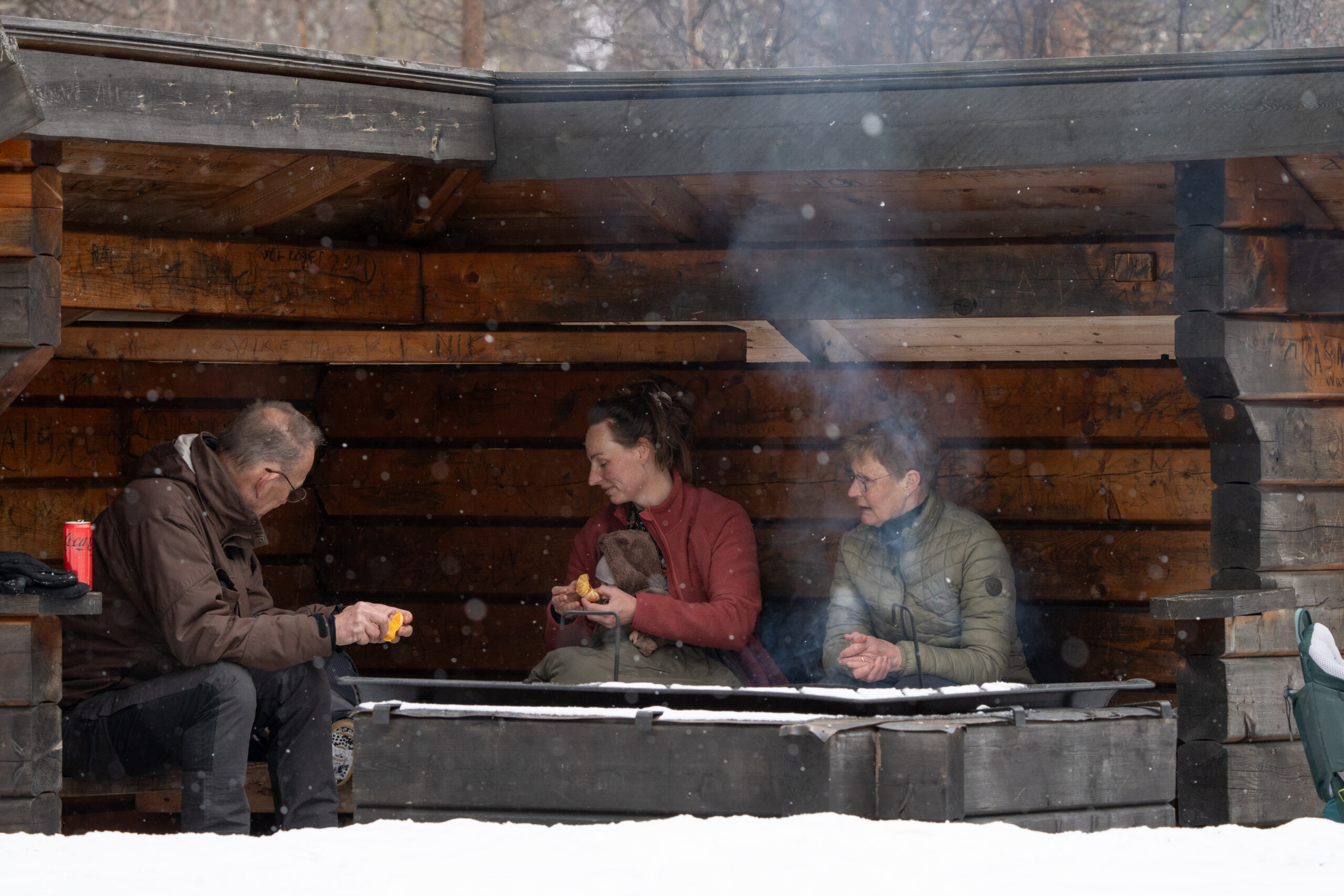 Zweedse Fika in natuur. In een shelter met een vuurplaats op de voorgrond.