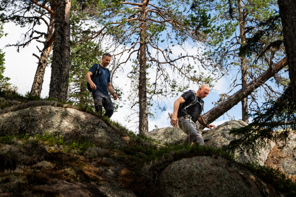 De twee coaches die de leadershiptrail leiden. Ze wandelen in het bos van zweden.