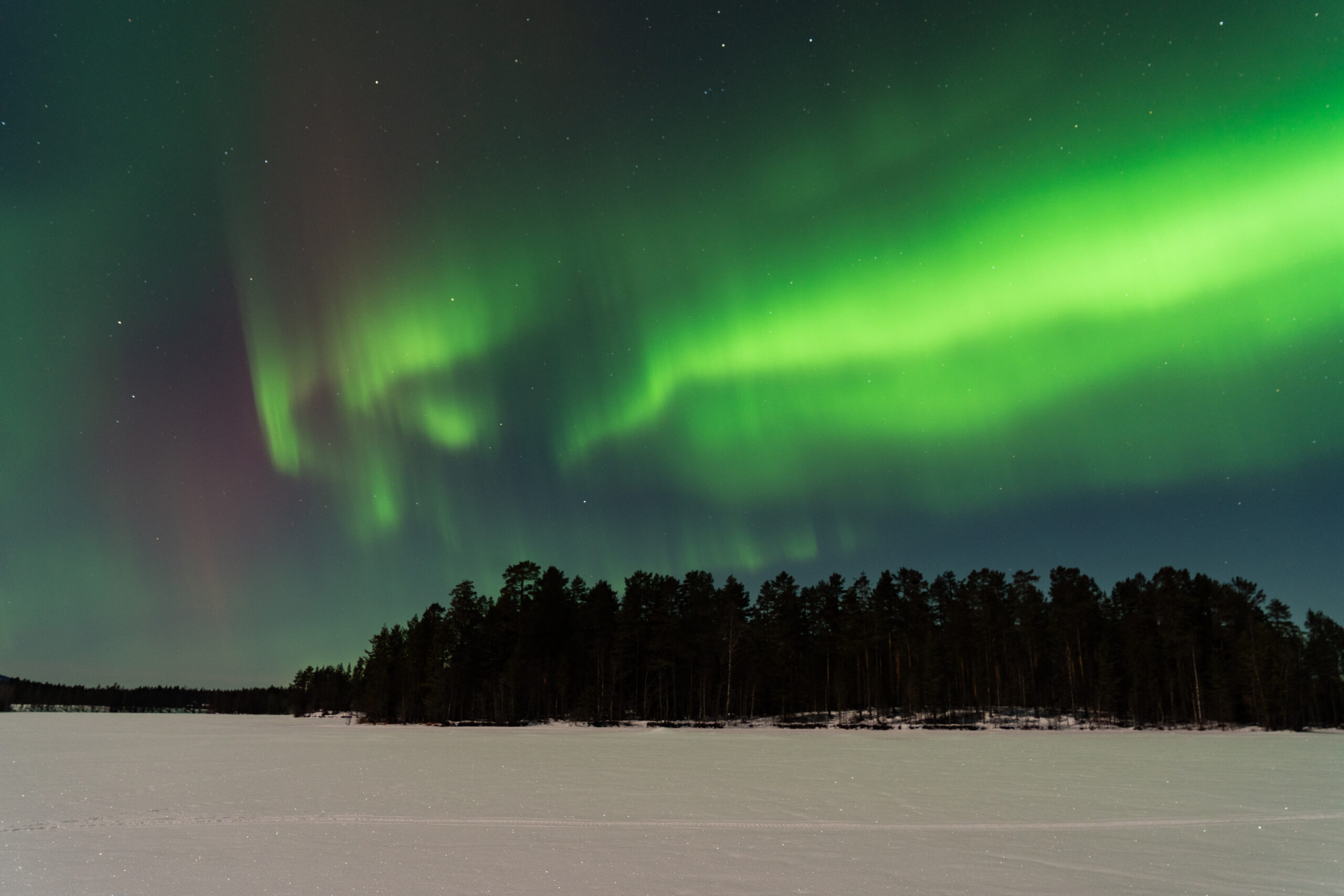 Prachtige groene en rode kleuren tijdens aurora borealis in Zweden