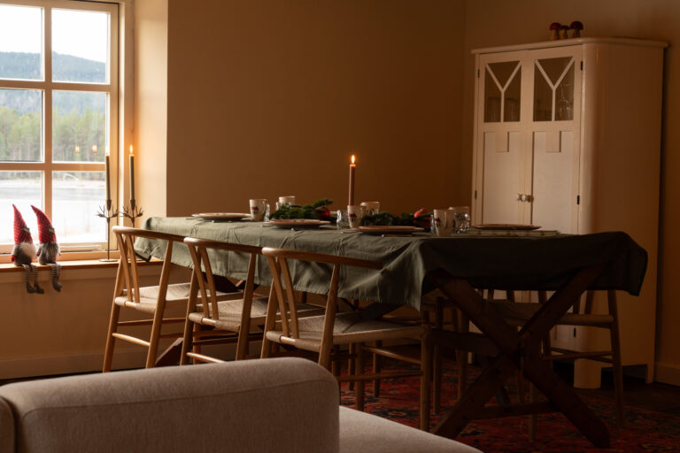 Een mooi gedekte eettafel in het vakantiehuis van Friluft Sweden