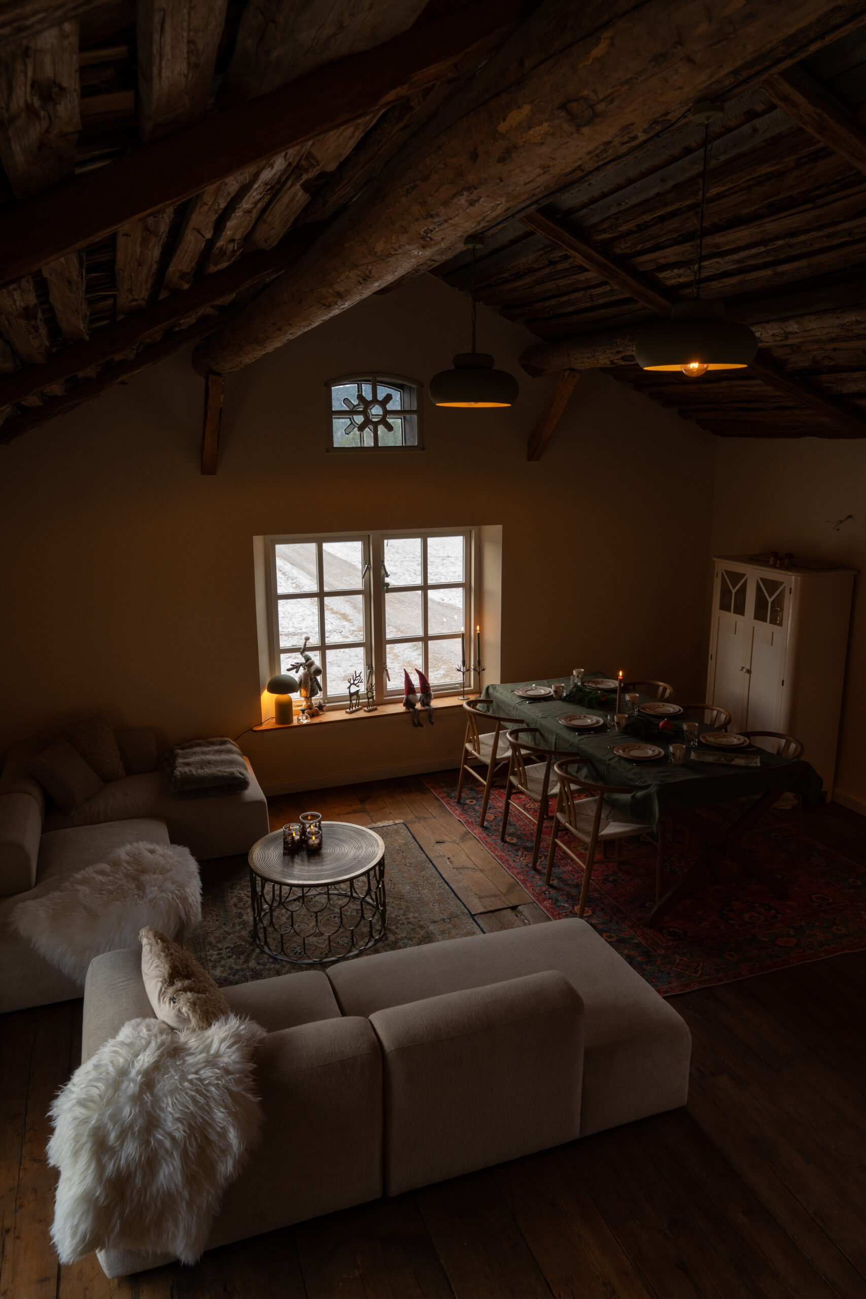 De zithoek en eettafel in het vakantiehuis van Friluft Sweden