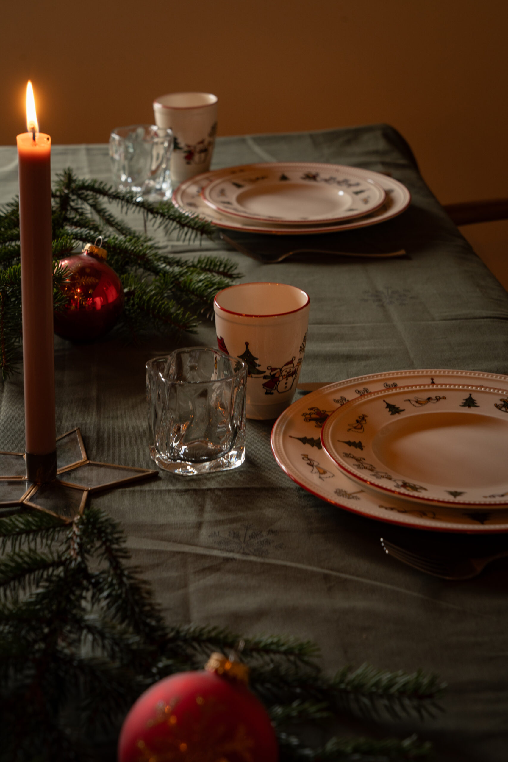 Een closeup van een prachtig gedekte kersttafel bij Friluft Sweden