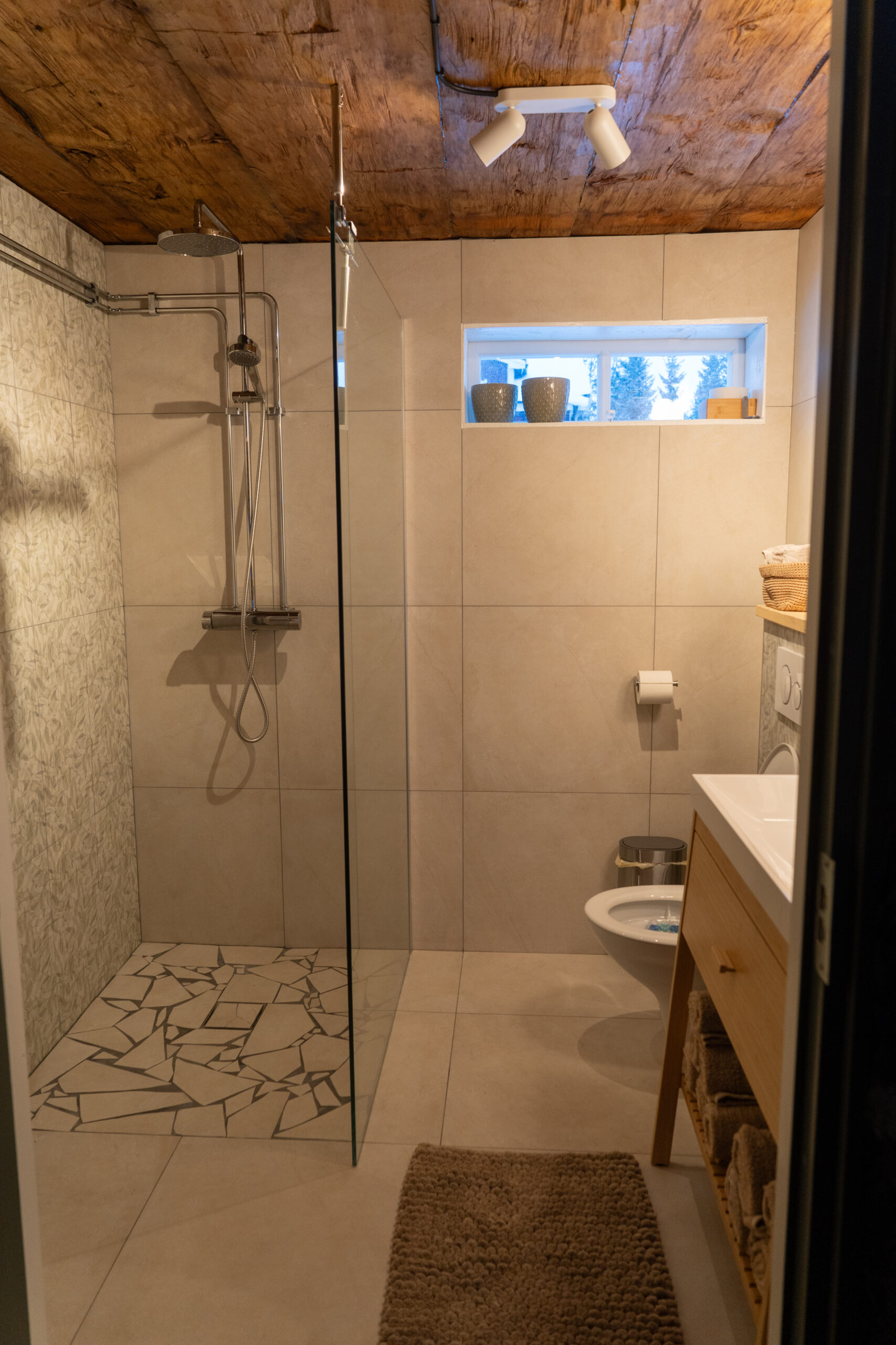 De ruime inloopdouche in het vakantiehuis van Friluft Sweden