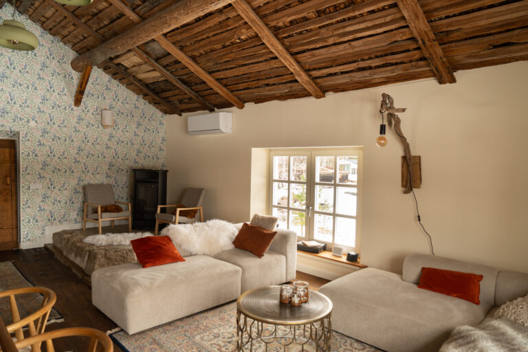 De zithoek en houtkachel in het vakantiehuis van Friluft Sweden