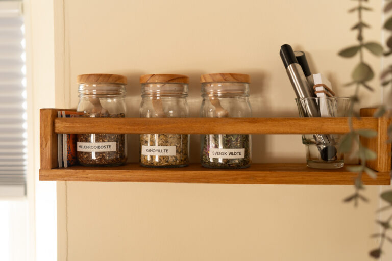 Potjes met wilde thee uit de natuur in het vakantiehuis van Friluft Sweden