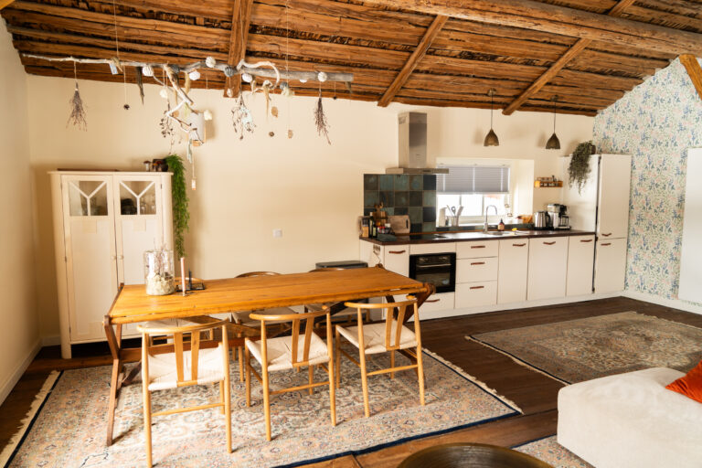 De eettafel en keuken in het vakantiehuis van Friluft Sweden