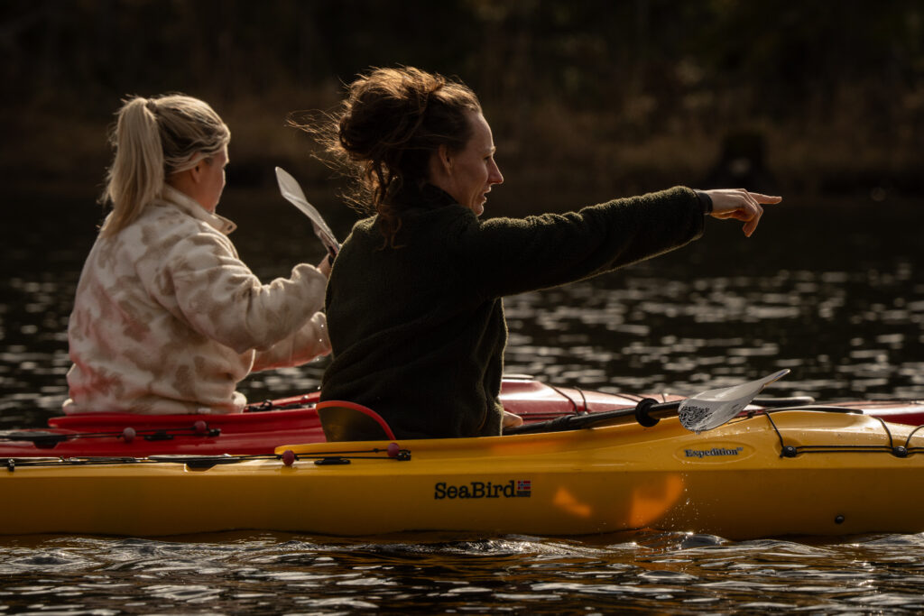 Twee vrouwen zijn aan het kajakken als activiteit bij Friluft Sweden