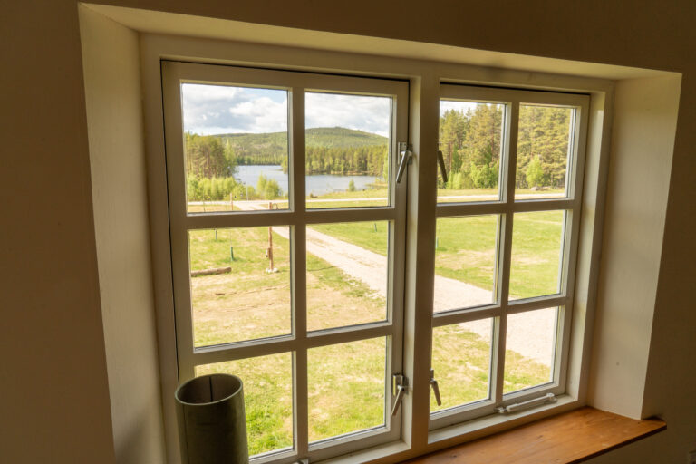 Vanuit het vakantiehuis Friluft Sweden kijk je uit over het meer