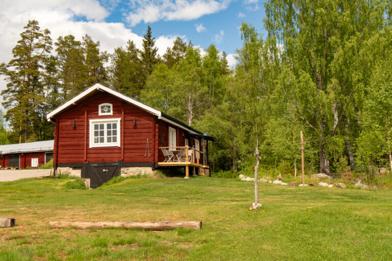De buitenkant van het vakantiehuis van Friluft Sweden in de lente