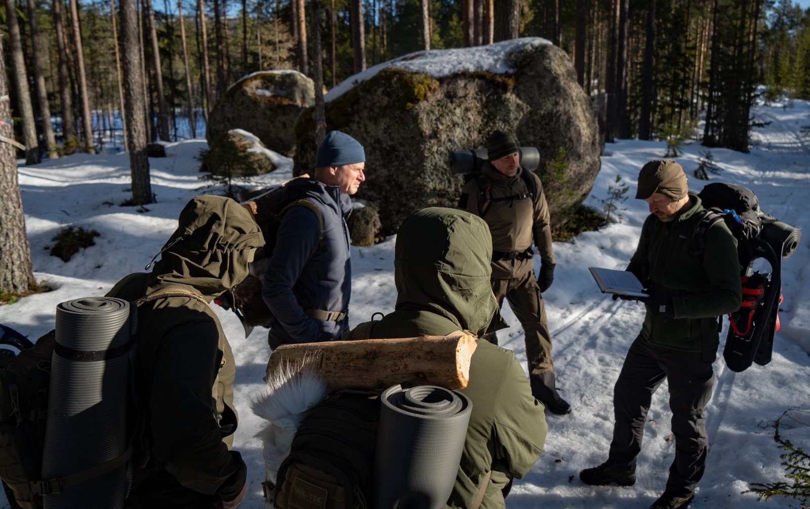Een groepje mannen worden gecoacht tijdens de leadership trail van InnerTrail Sweden