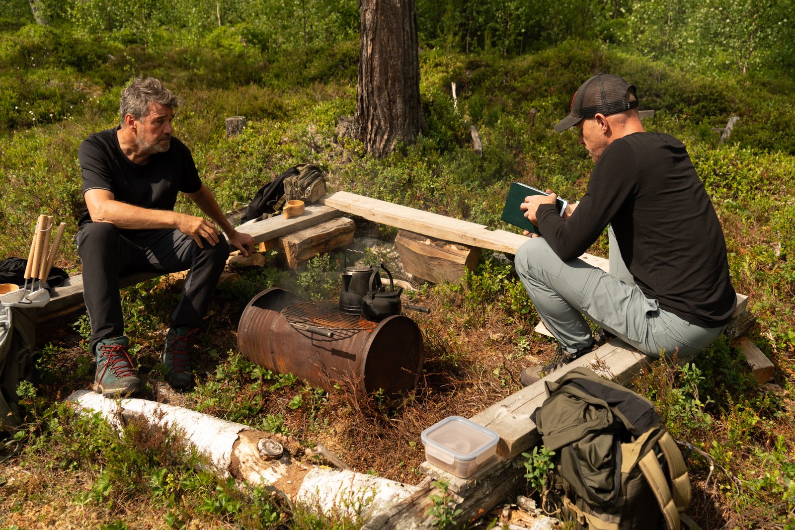 Twee mannen bezig met coaching in de natuur tijdens InnerTrail Sweden bij Friluft Sweden