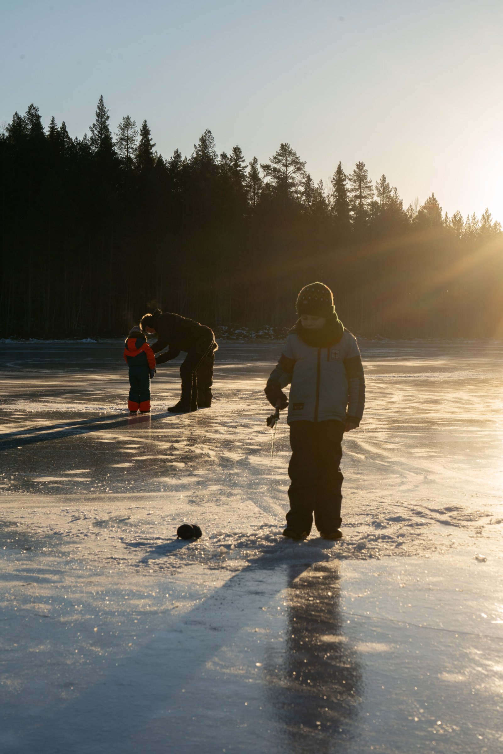 Kinderen zijn als activiteit aan het ijsvissen op het bevroren meer in Zweden bij Friluft Sweden