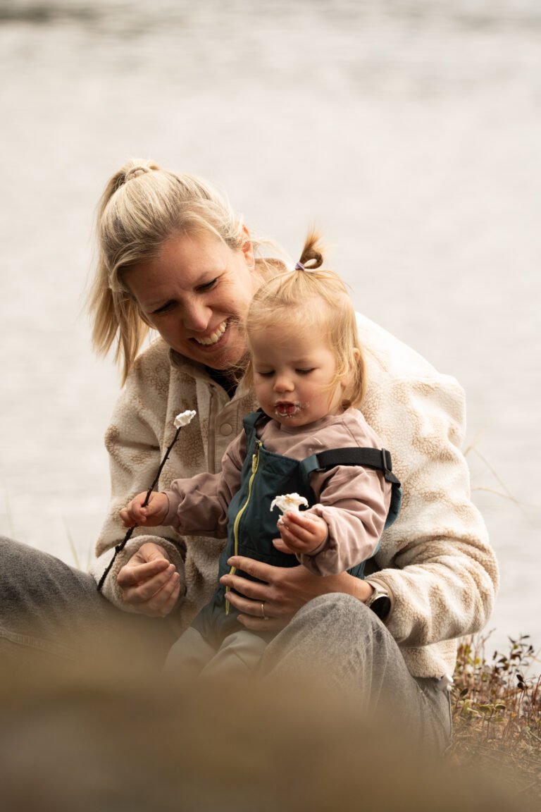 Moeder en dochter tijdens outdoor fotografie bij Friluft Sweden in Zweden
