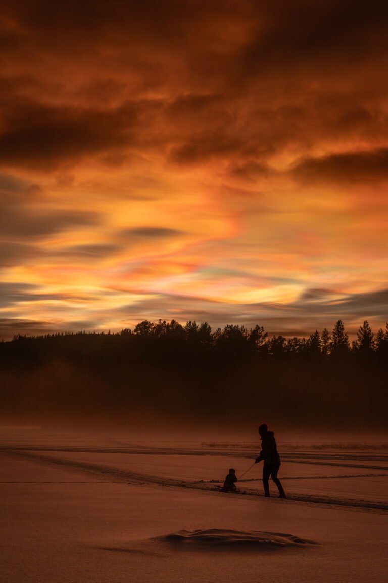 Parelmoerwolken tijdens de friluft winter gezinsweek in Zweden